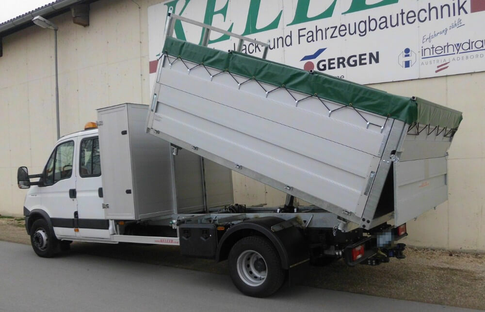 Seitenkipper mit Aufsetzbordwänden und Staukasten