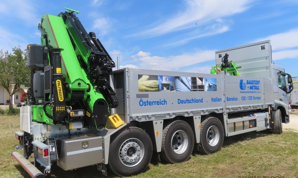 Baustoffpritsche mit Heckkran