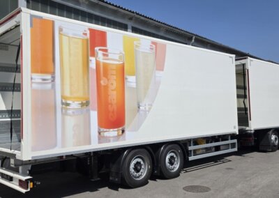 Durchladezug Esarom mit geöffneten Rolltoren und Überfahrrampe