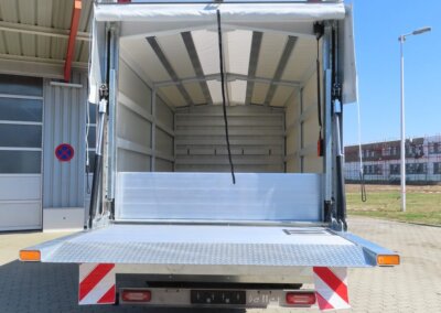 Hinterkipper mit Vertikallift Heckansicht Ladebordwand geöffnet