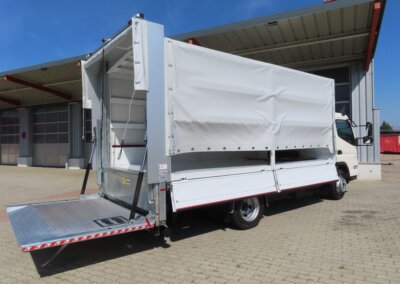 Hinterkipper mit Vertikallift Seitenwand geöffnet