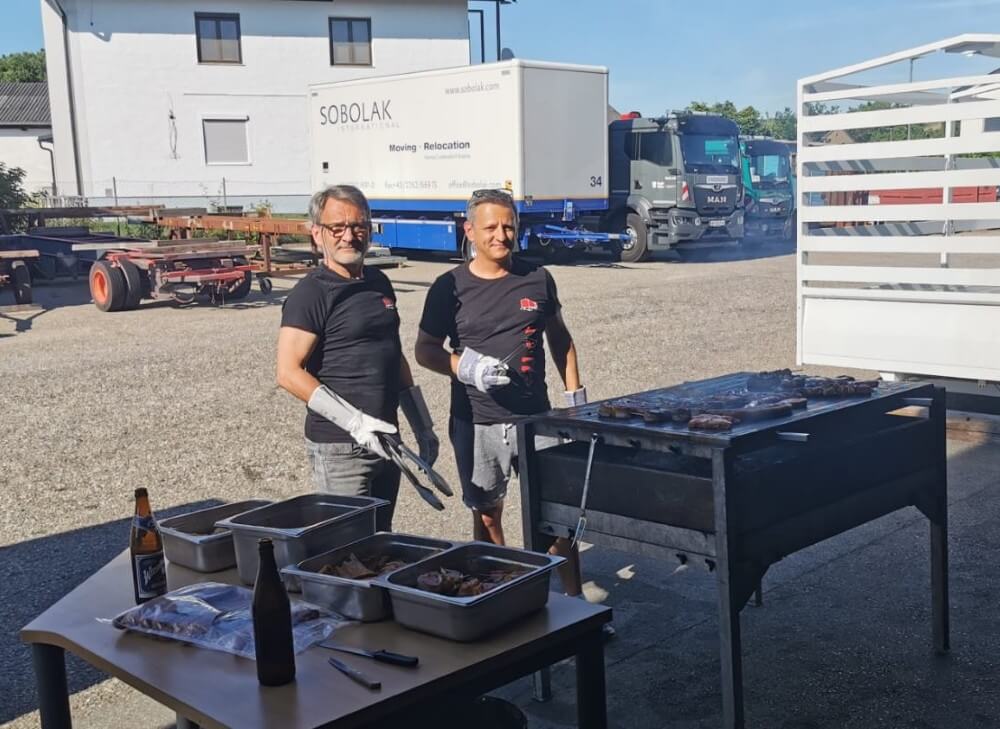 Grillfest Firma Keller 2026 - Peter und Michael Keller grillen am Firmengelände