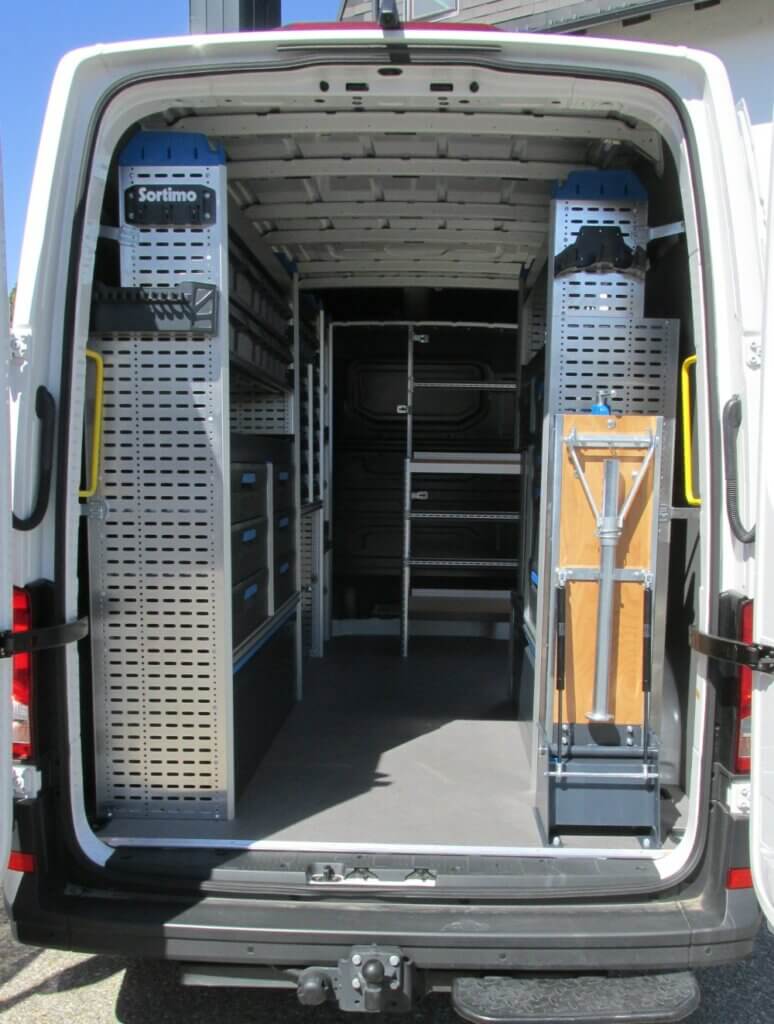 Innenausstattung für mobile Werkstatt - Hecktüre geöffnet
