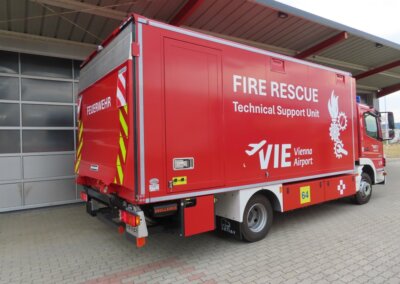 Keller Werkstättenfahrzeug Flughafen Wien-betriebsinterne Feuerwehr - Heckansicht