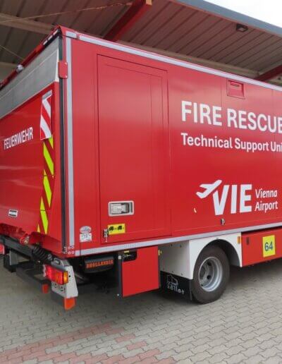Keller Werkstättenfahrzeug Flughafen Wien-betriebsinterne Feuerwehr - Heckansicht