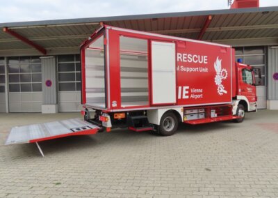 Keller Werkstättenfahrzeug Flughafen Wien-betriebsinterne Feuerwehr - Heckansicht