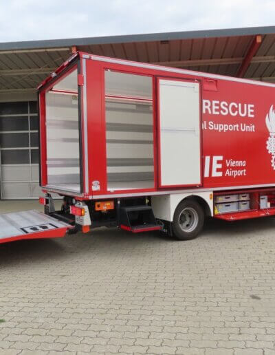 Keller Werkstättenfahrzeug Flughafen Wien-betriebsinterne Feuerwehr - Heckansicht