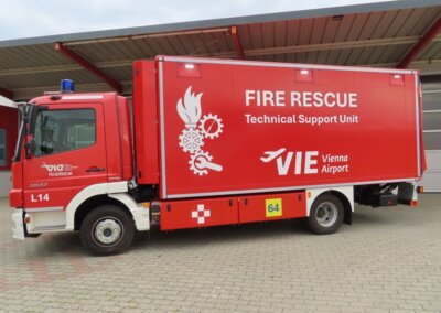 Keller Werkstättenfahrzeug Flughafen Wien-betriebsinterne Feuerwehr - Heckansicht