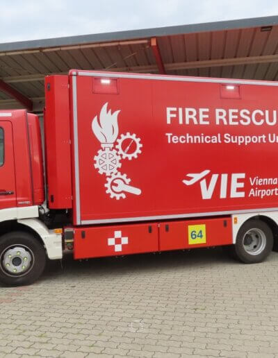 Keller Werkstättenfahrzeug Flughafen Wien-betriebsinterne Feuerwehr - Heckansicht