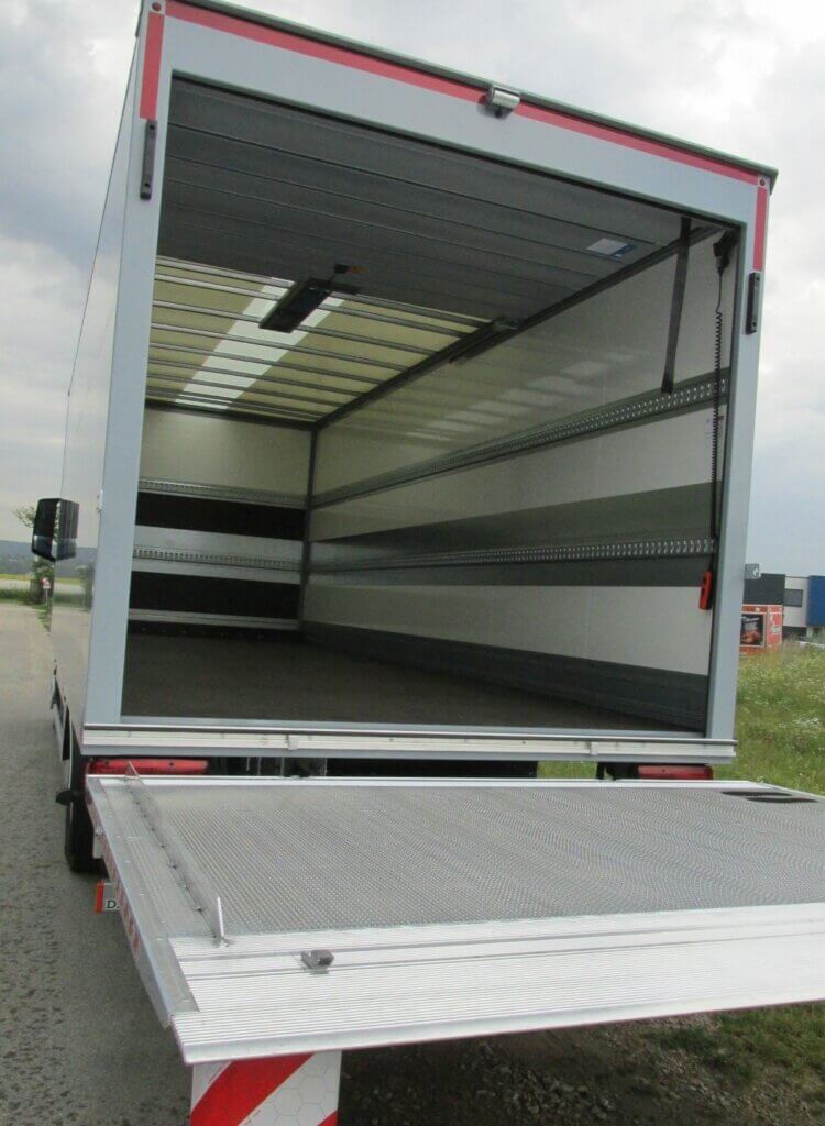 Koffer mit Rolltor und Ladebordwand offen