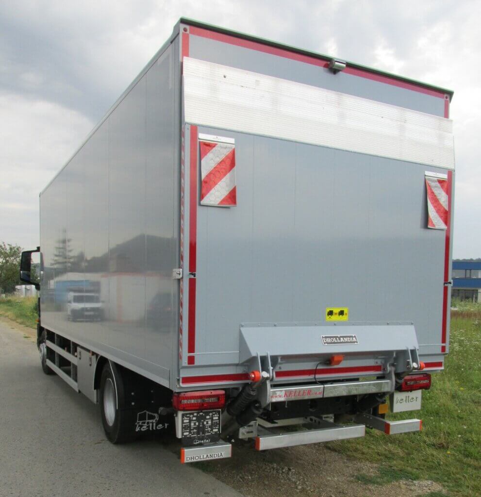 Koffer mit Rolltor und Ladebordwand