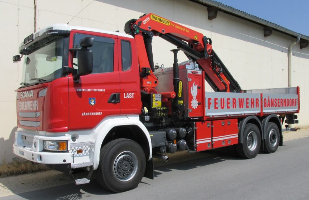 LAST mit Frontkran und Gerätekästen