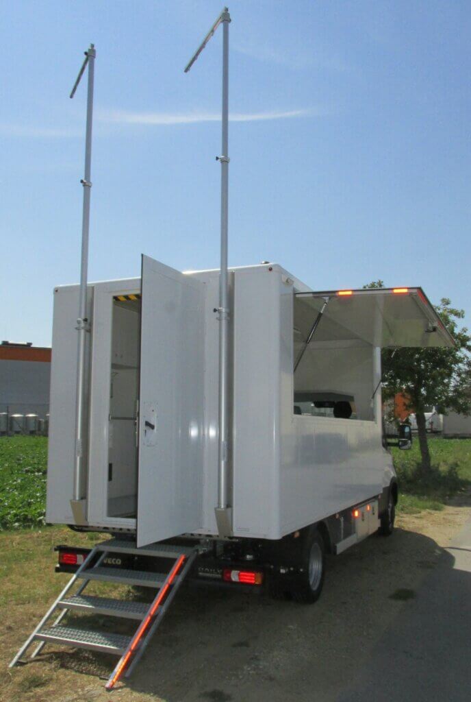 Messefahrzeug mit Fahnenstangen