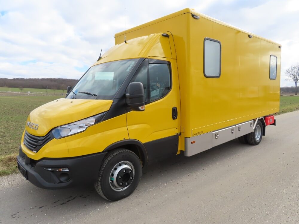 Pisten-Werkstattwagen mit Werkzeugkisten