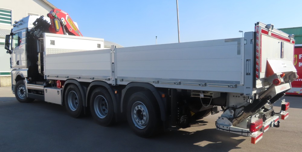 Pritsche mit Frontkran und Ladebordwand