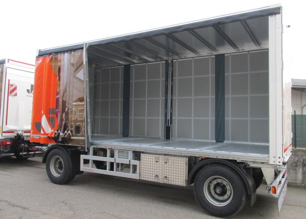 Schiebeplanen-Anhänger geöffnet