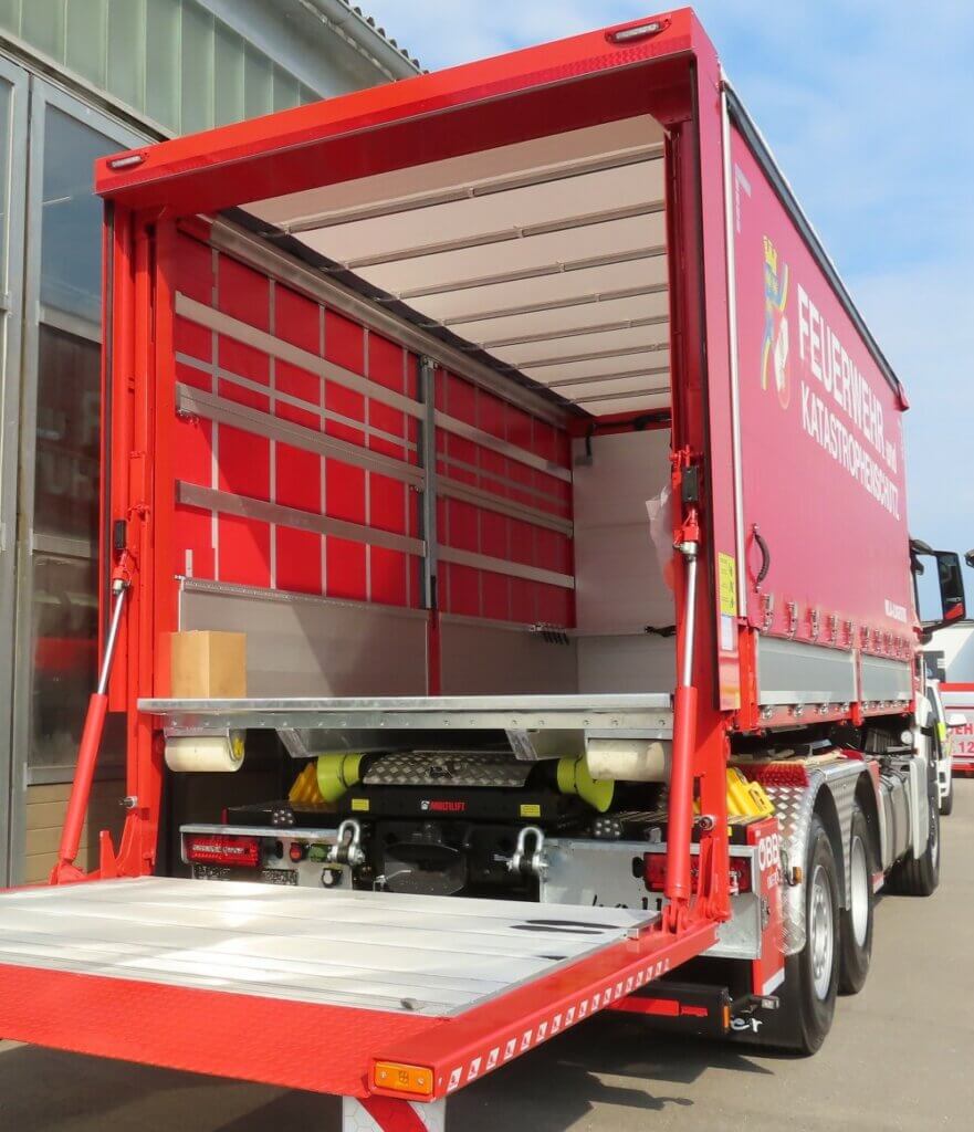 WLA-Logistik mit Heckrahmenlift geöffnet