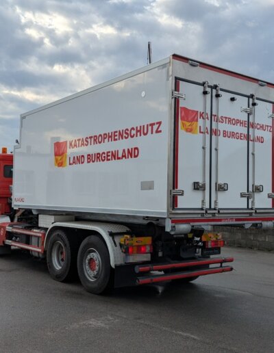 WLA mit Kühlkoffer Heckansicht