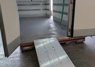 Wechselladeaufbau mit Kühlkoffer geöffnet